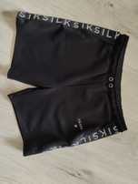 Krótkie szorty firmy SIKSILK