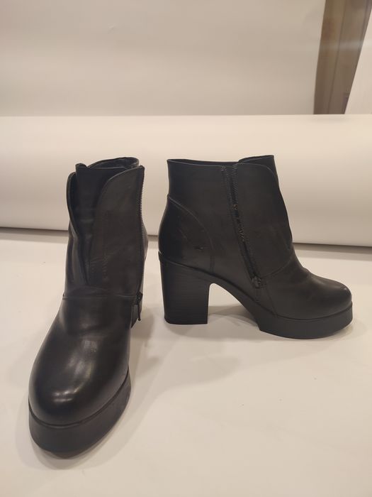 Продам ботильоны, ботиночки женские , кожаные, цеховые .