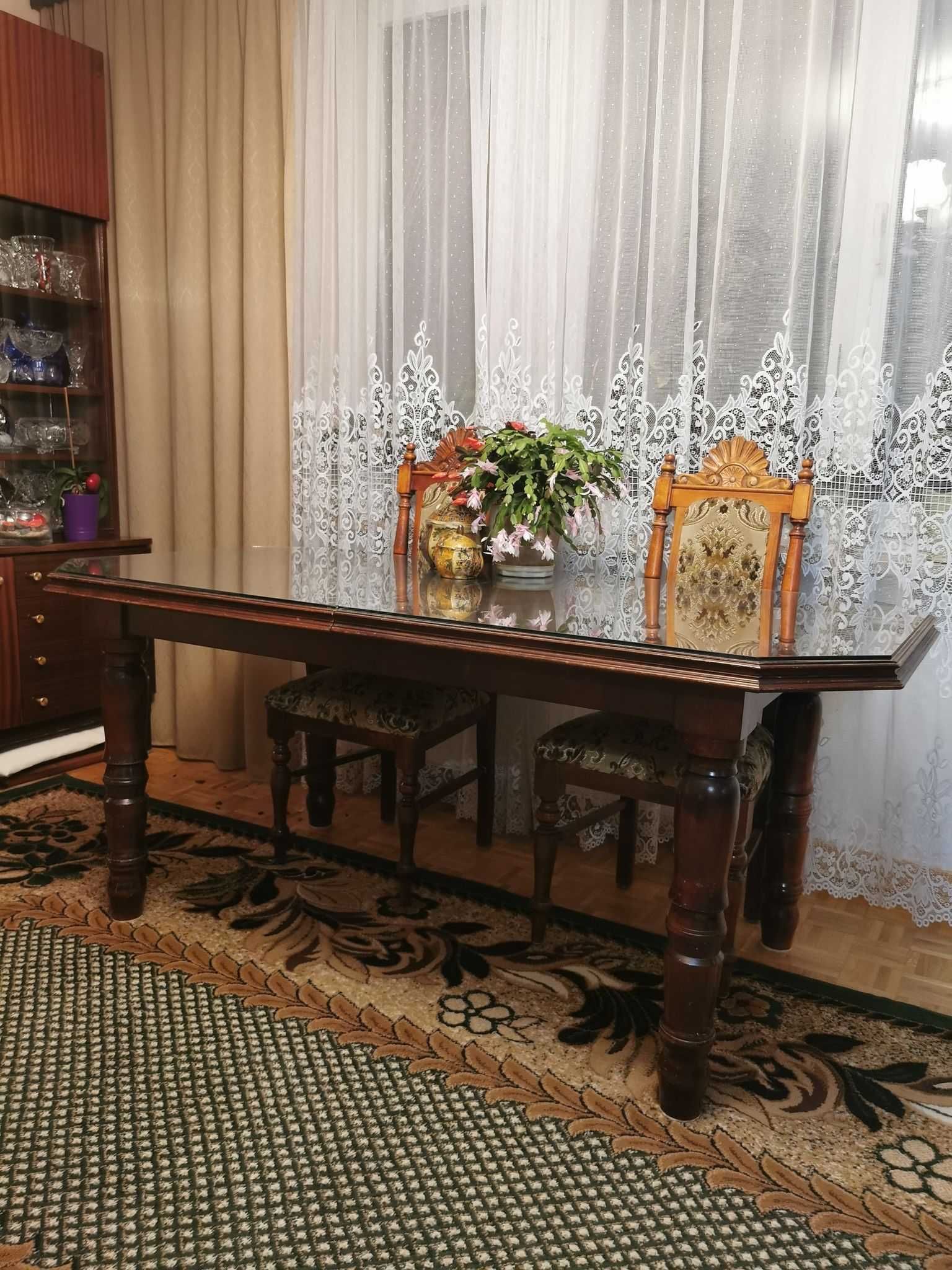 Solidny drewniany stół do renowacji