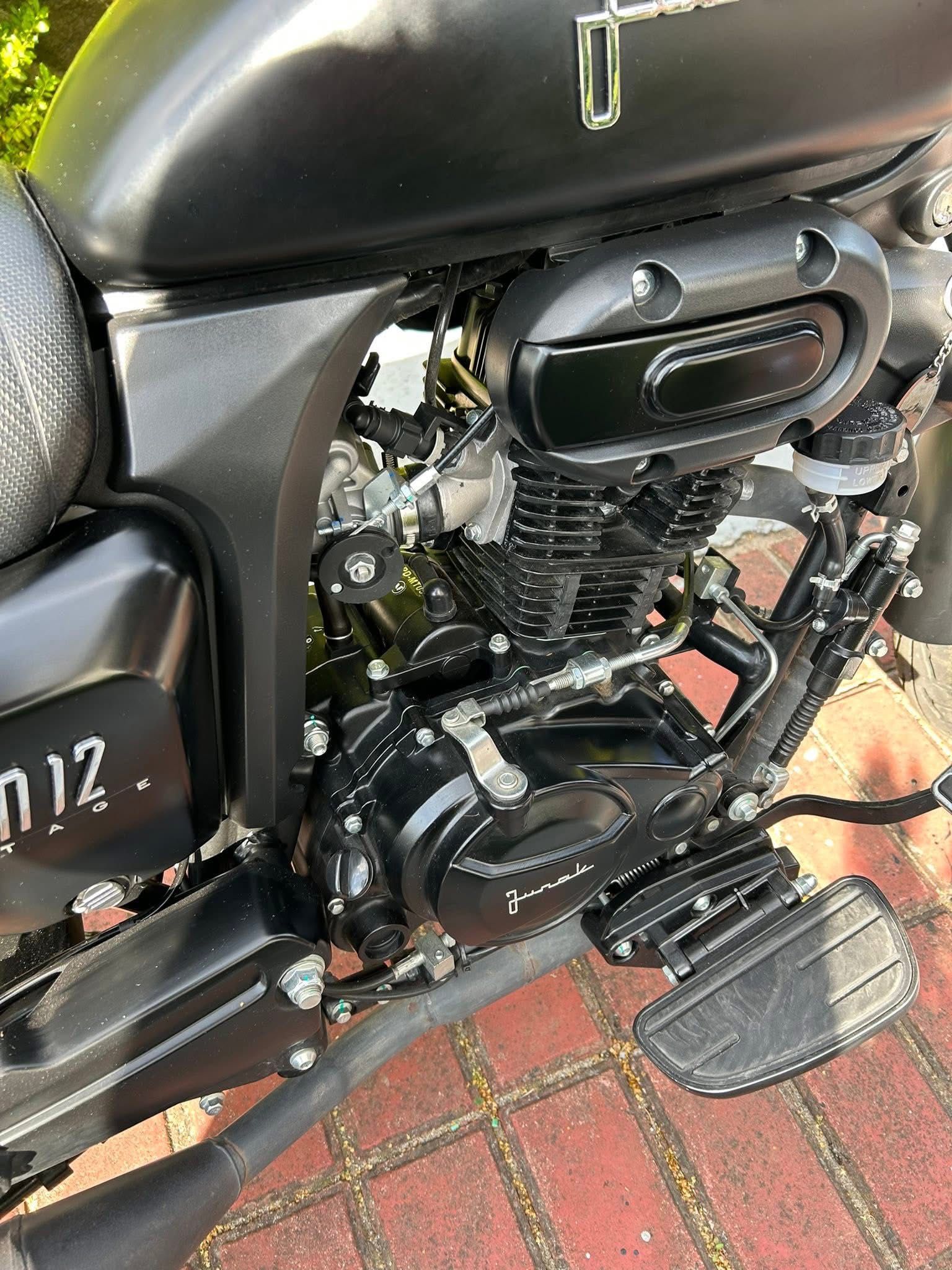 Motocykl Junak M12 Vantage