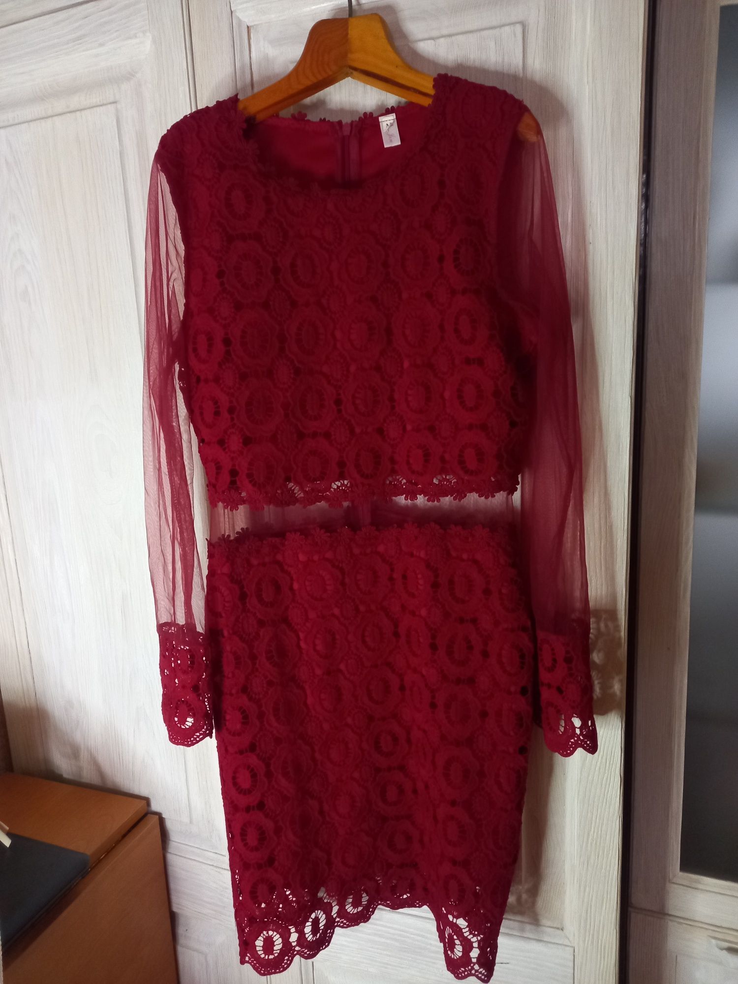 Продам сукню червоного кольору