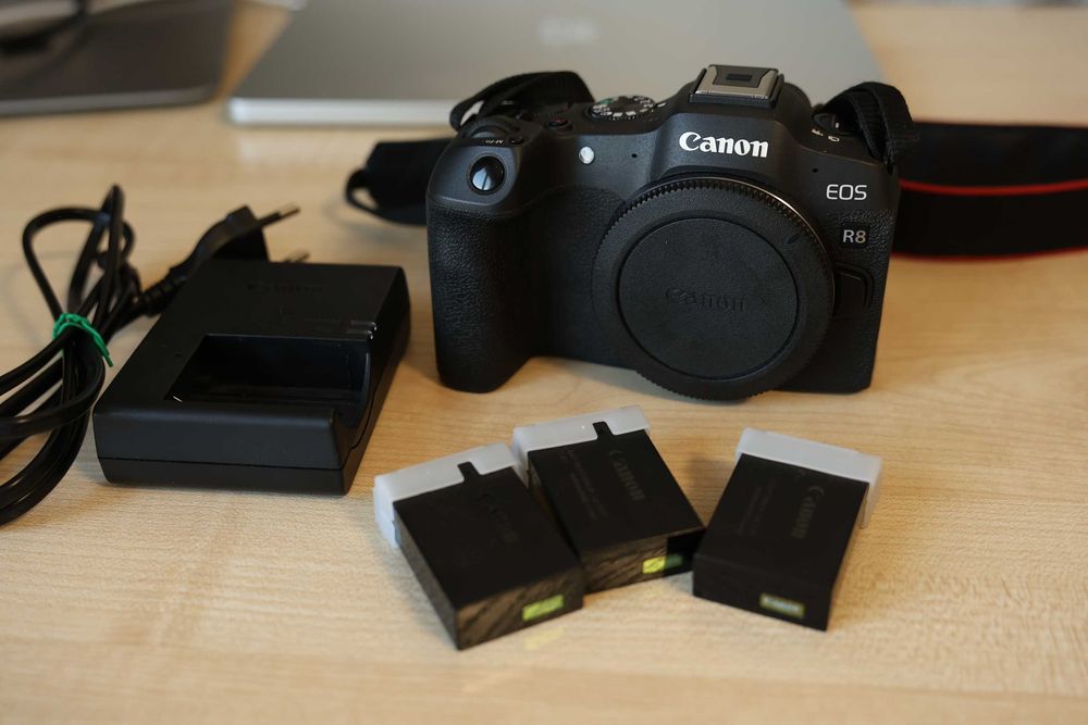 Продам свою камеру Canon r8 (на гарантії) + 3 оригінальні акумулятори