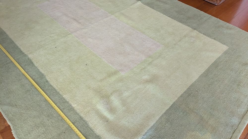 Tapete verde em bom estado