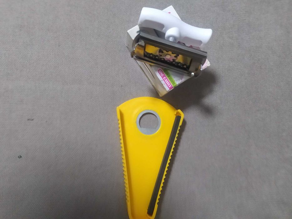 Відкривачка для гвинтових кришок універсальна