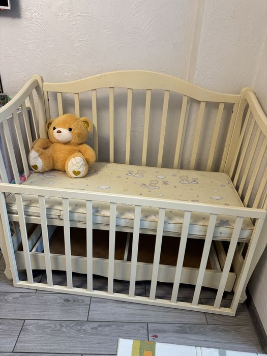 Дитяче ліжечко з маятником