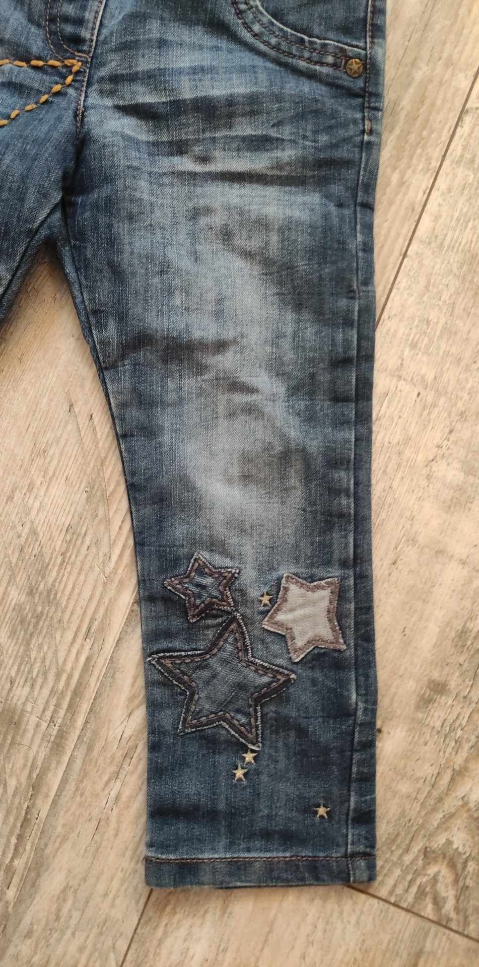 r.104 NEXT Spodnie z miękkiego jeansu ze świątecznym motywem gwiazd