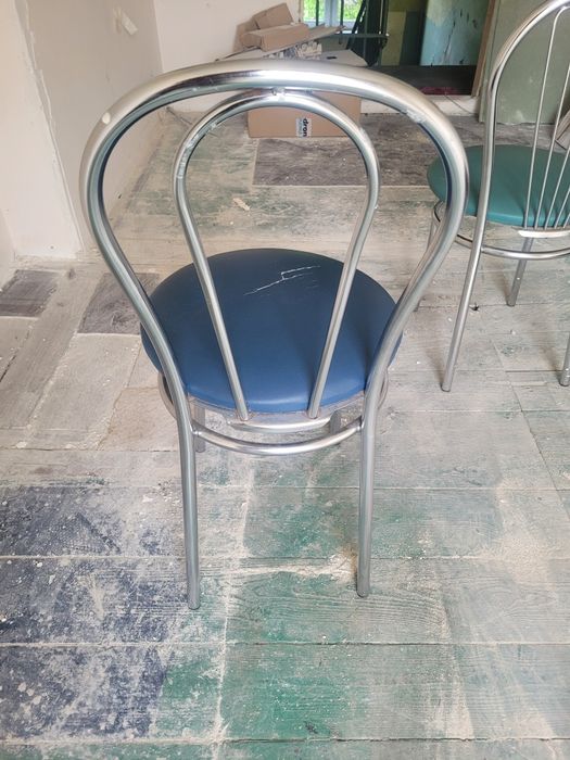 Krzesła metalowe z oparciem