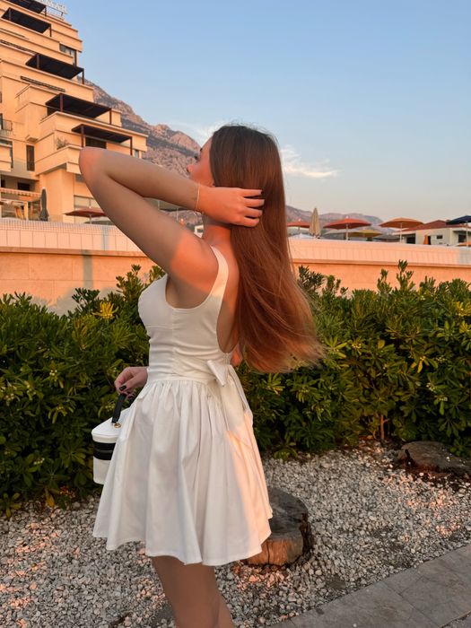 Біла сукня літня