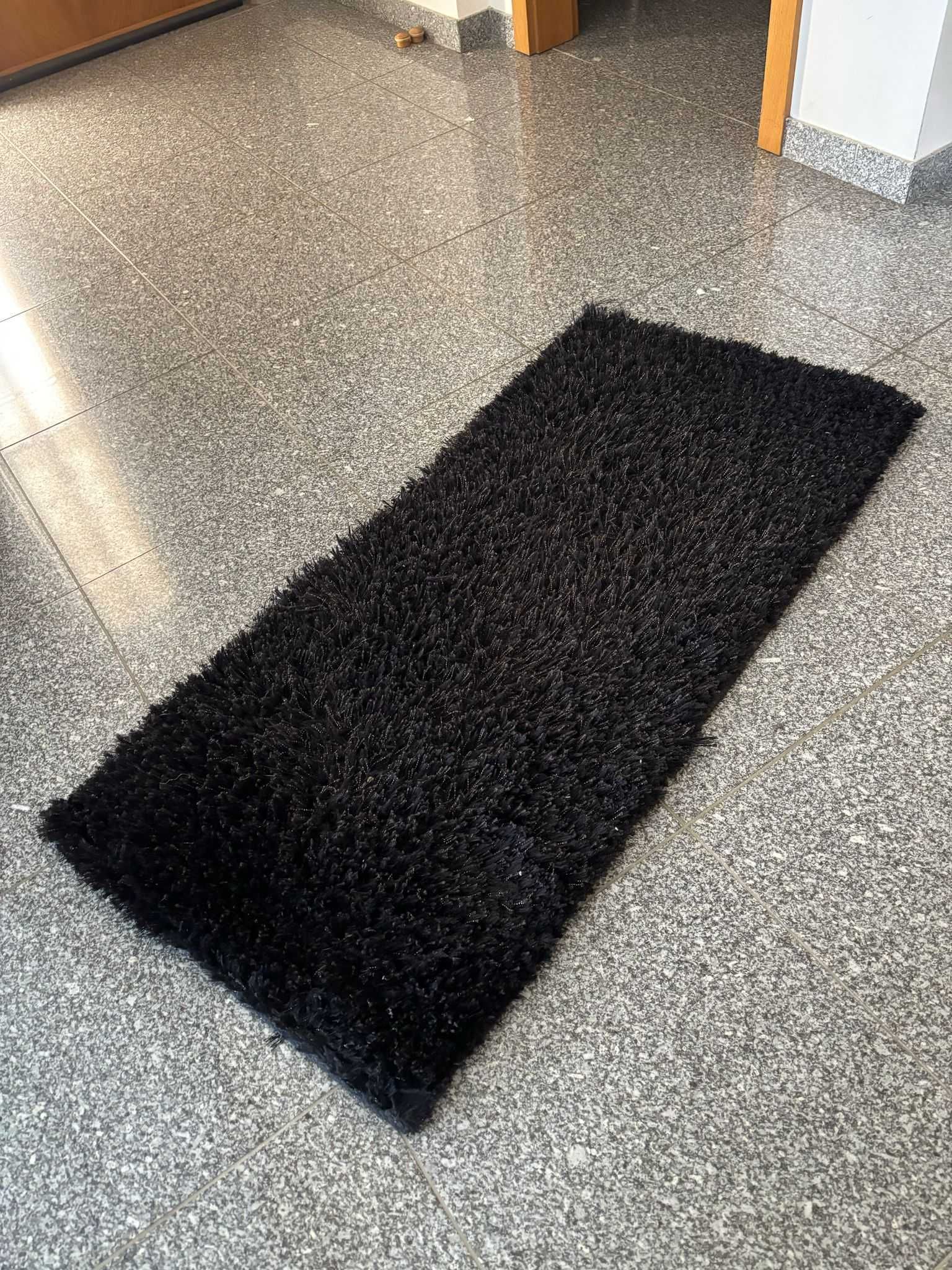 Conjunto de 2 Tapetes pretos de pelo