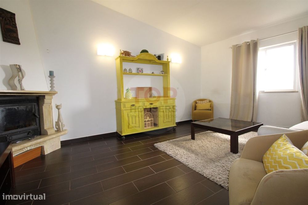 Apartamento T2 - Primeiro andar de Moradia Bi-Familiar