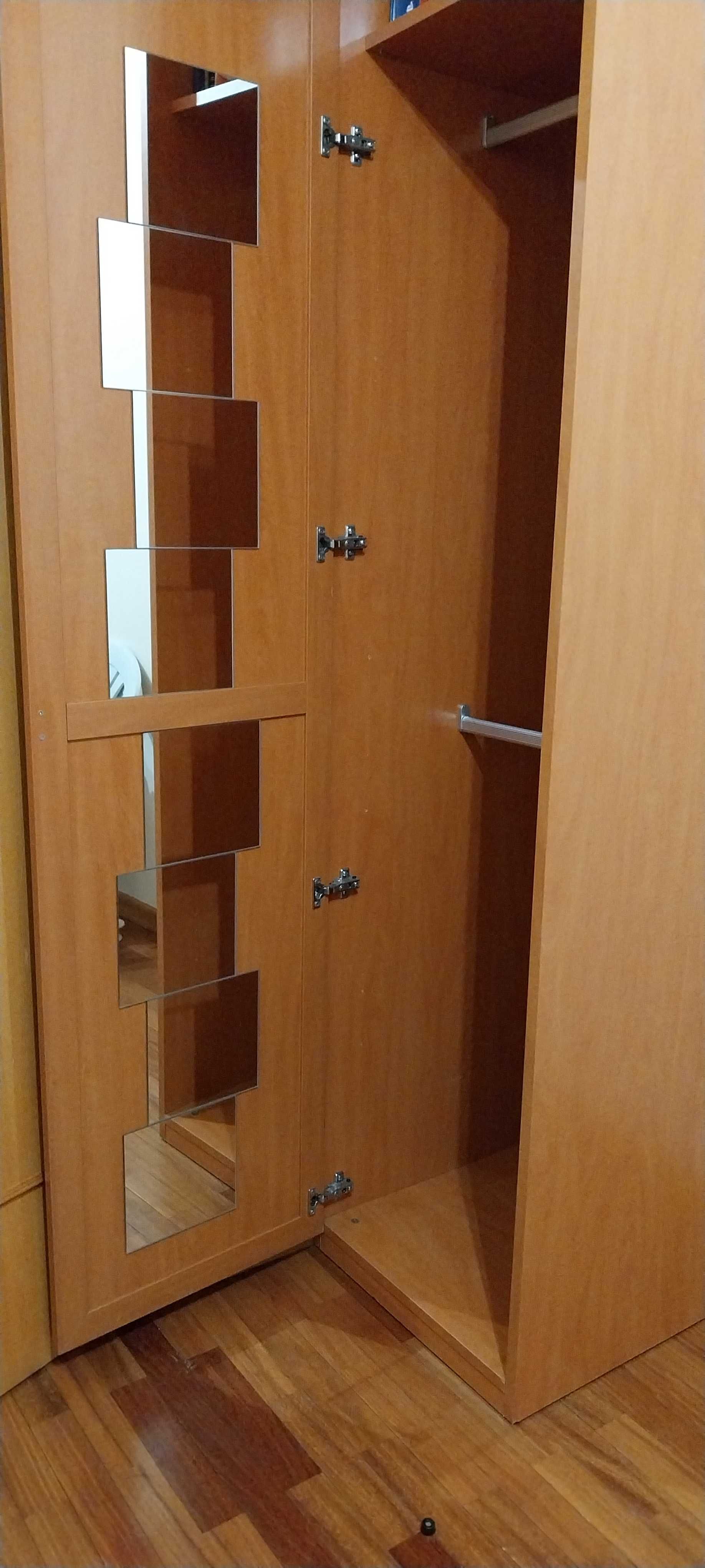 Roupeiro em cerejeira com muita arrumação a bom preço  para desocupar
