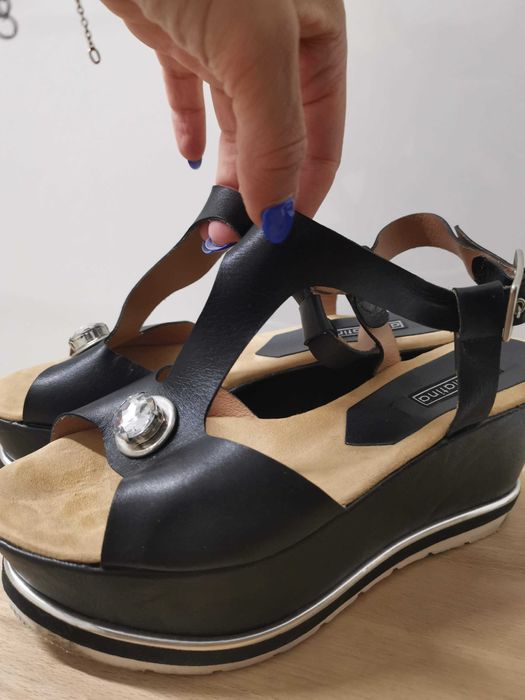 sandálias pretas compensadas com brilhante