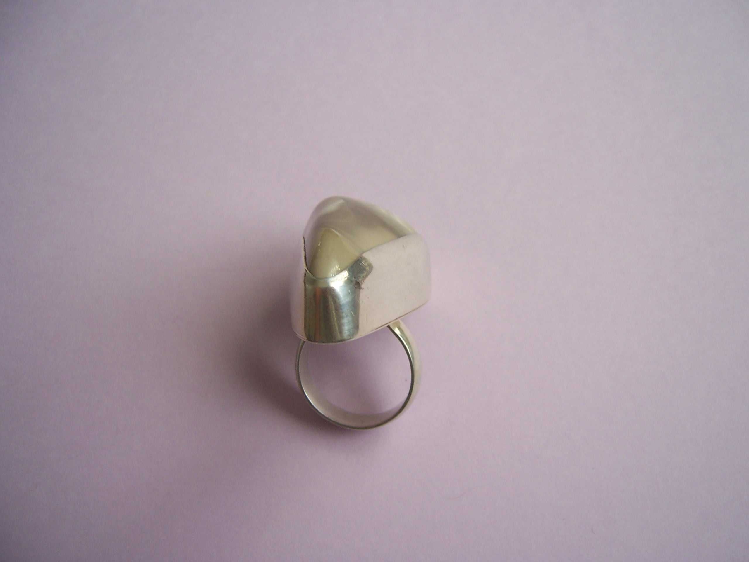 Duży masywny pierścionek z kamieniem, srebro 925