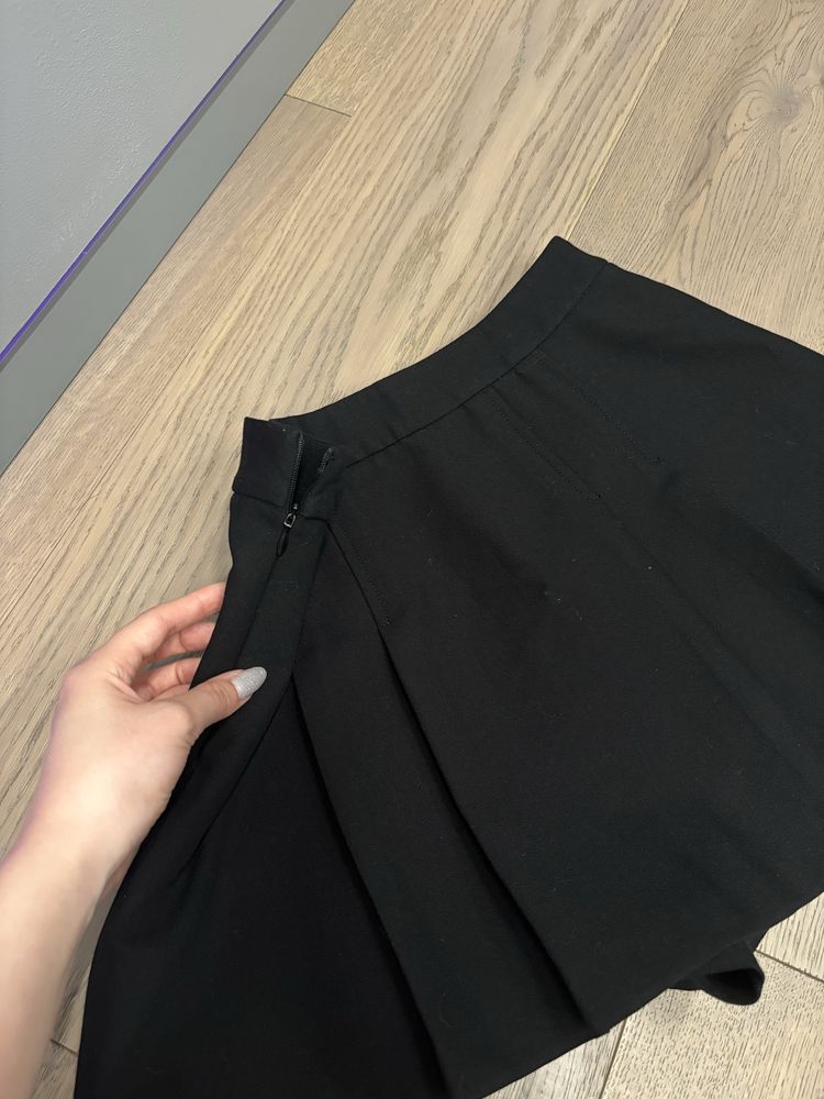 Чорна спідниця Zara S з шортами