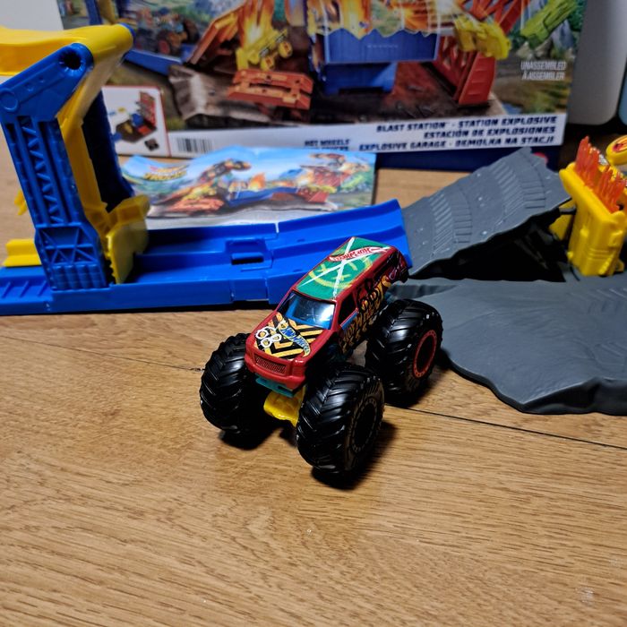 Hot Wheels Monster Trucks Posto de gasolina, pista de carros, como nov