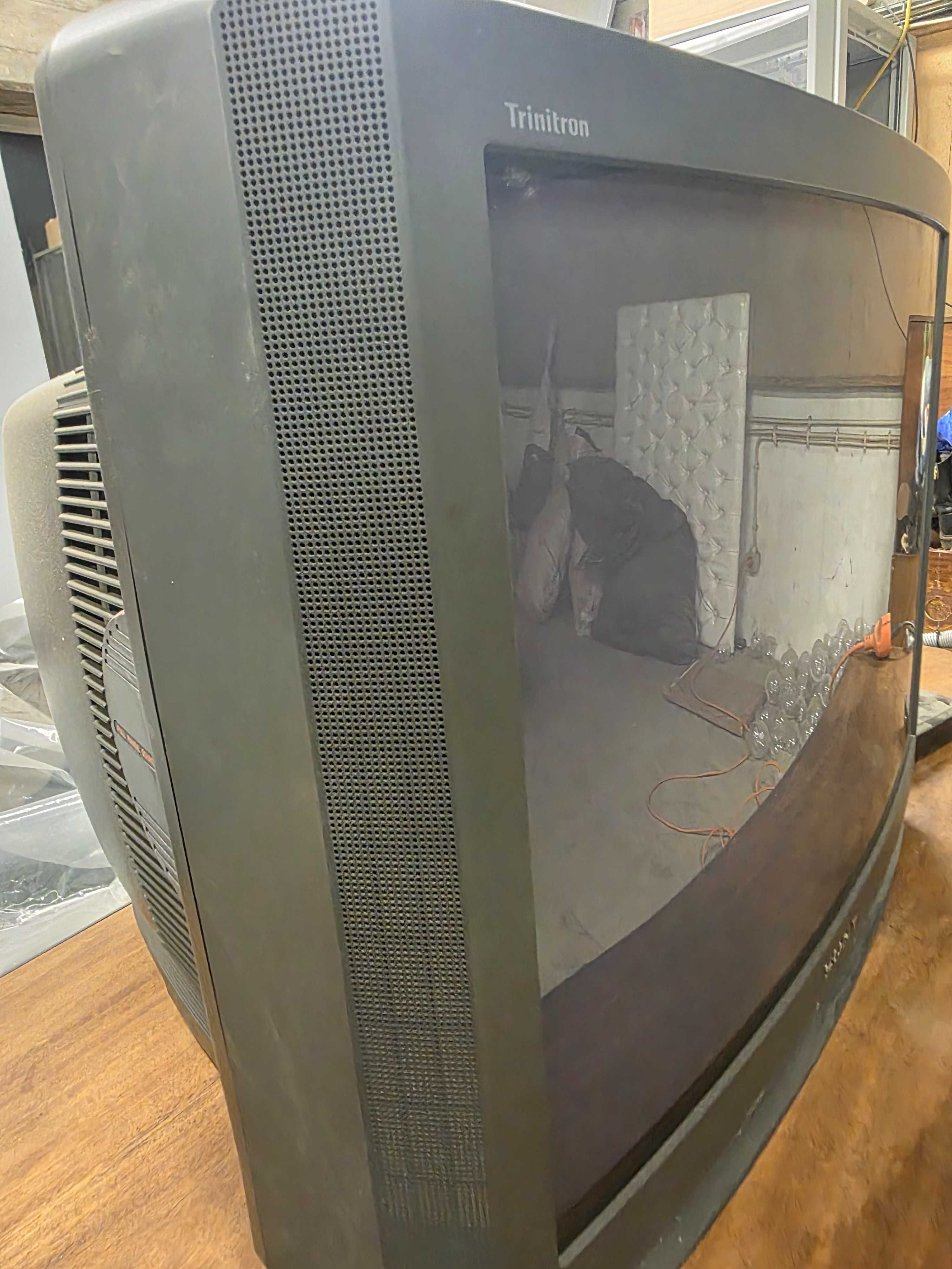Televisão Sony trinitron grande com tdt