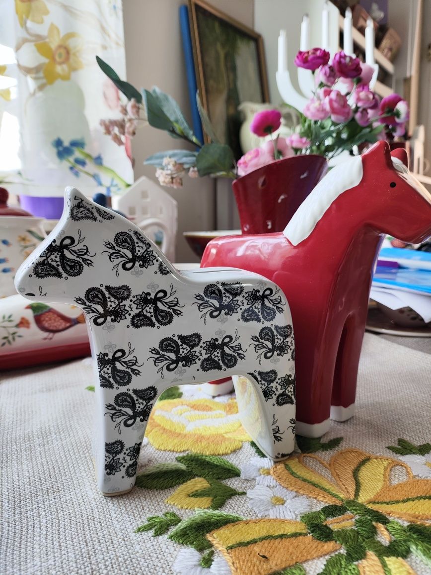 Konik porcelanowy szwedzki skarbonka Dalarna styl skandynawski