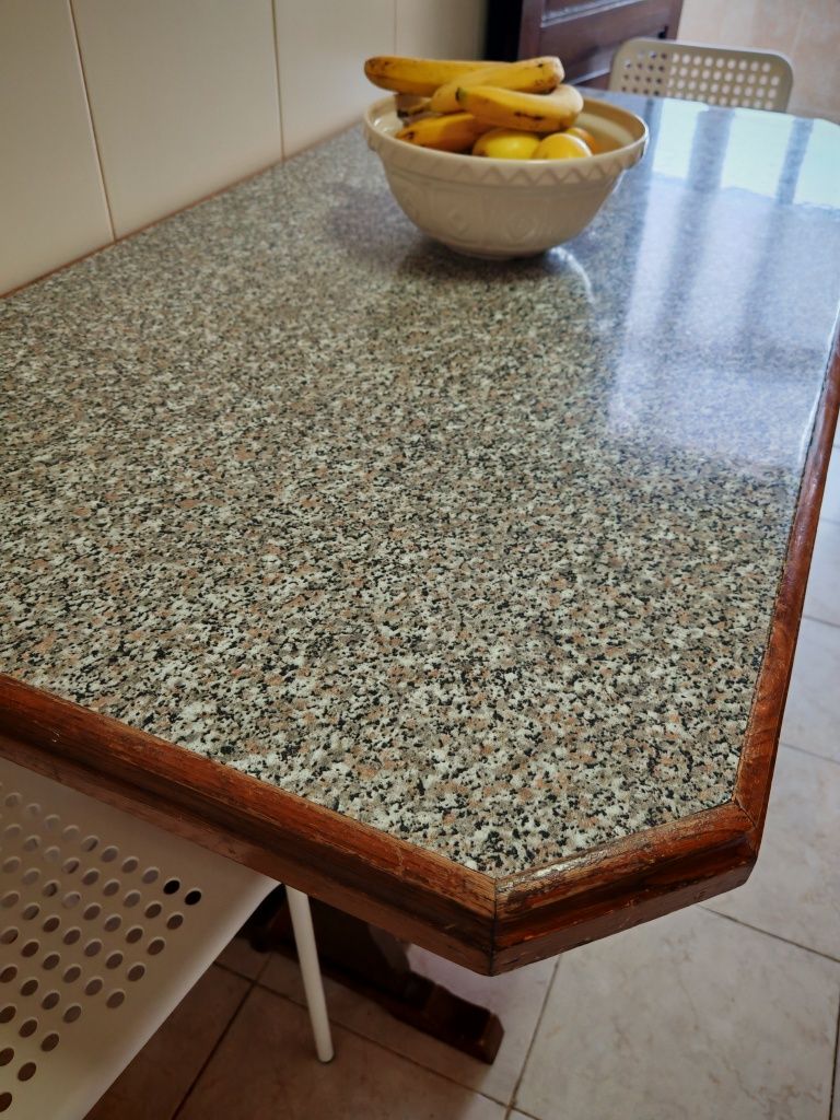 Mesa de cozinha em madeira maciça