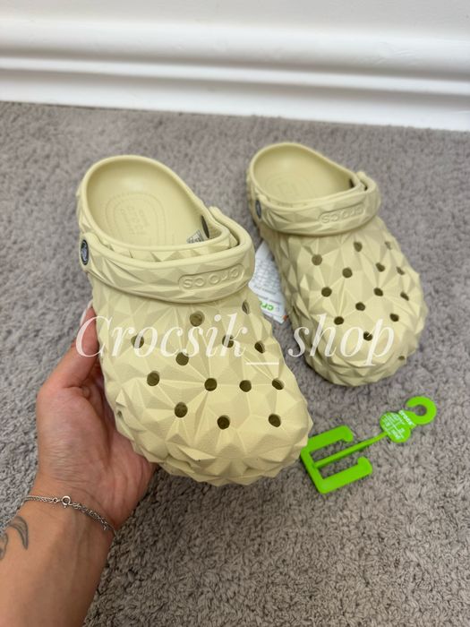 Стильні крокст Crocs Classic Geometric Clog