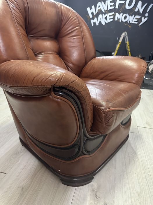 Cadeirão em Pele Castanha – Confortável e Robusto (Excelente Estado)
