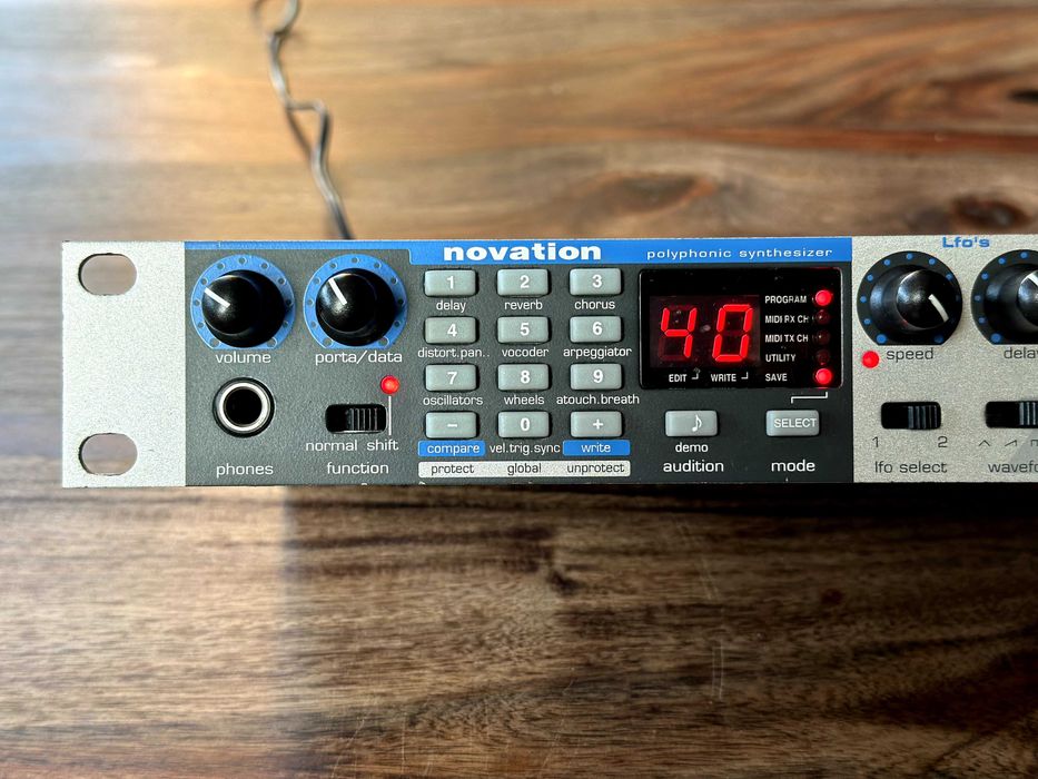 Novation A-Station silver - polifoniczny syntezator VA