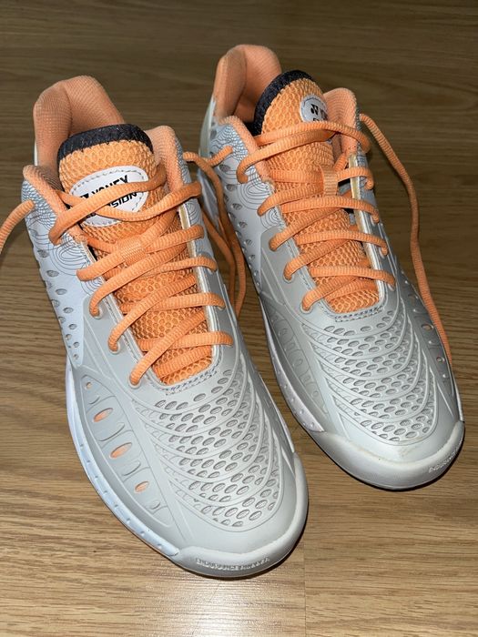 Кросівки yonex.
