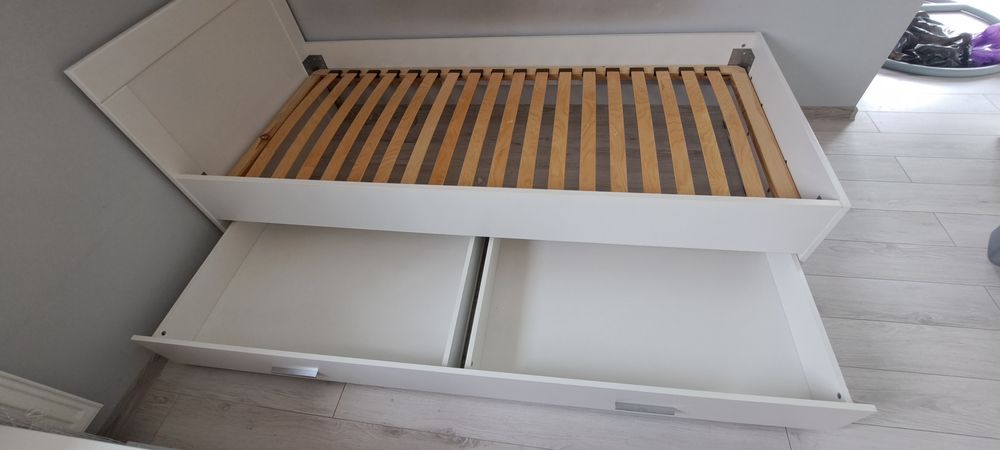 łóżko z materacem