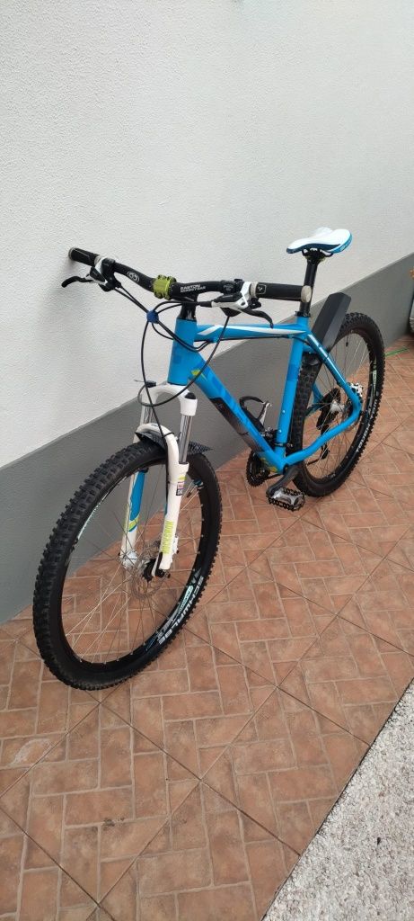 Bicicleta BTT CUBE