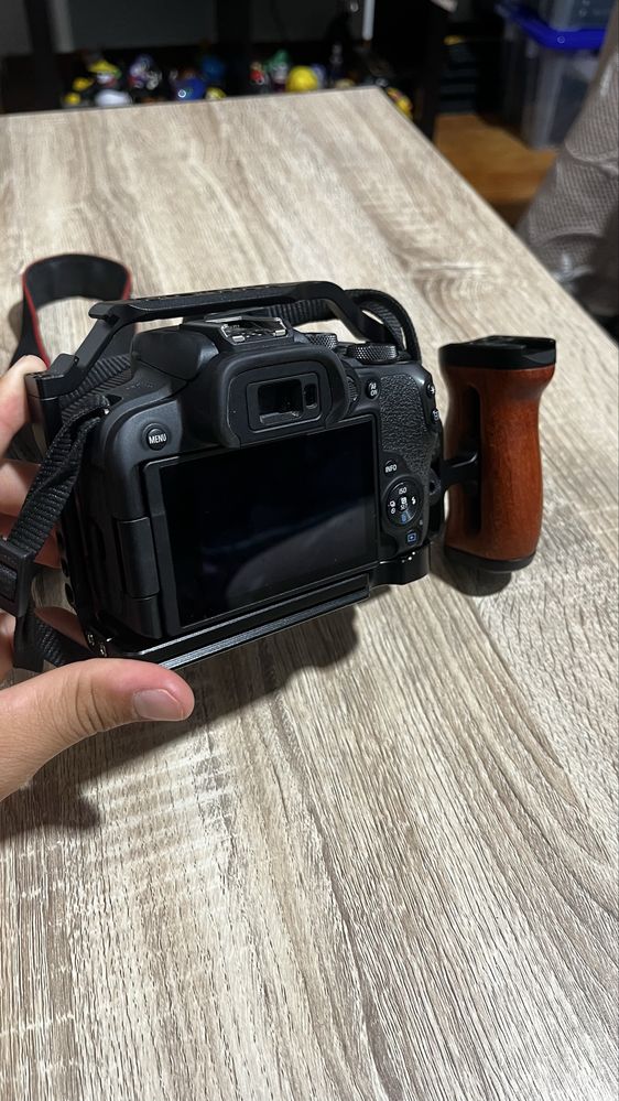Canon R10 em bom estado com acessórios, caixa e garantia