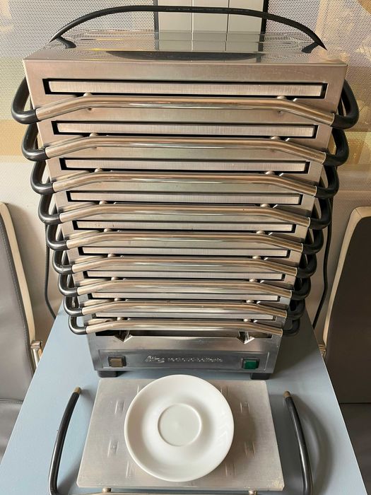 Piec gastronomiczny do podtrzymania gorących posiłków.