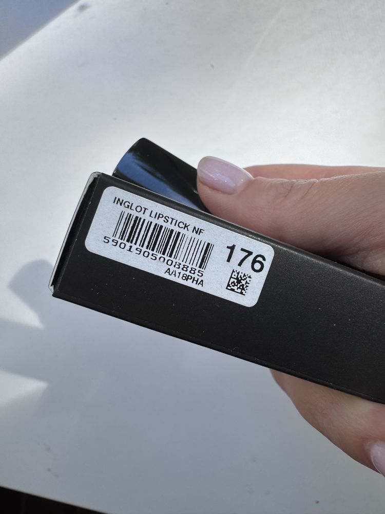 Inglot szminka czerwona 176