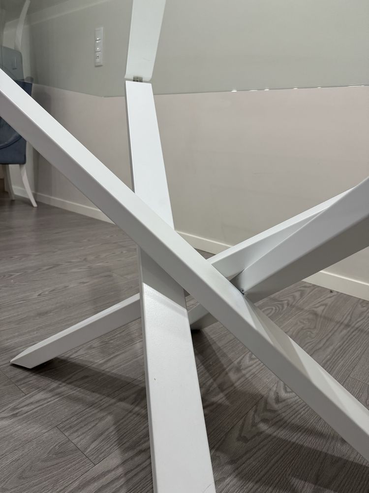 Mesa de jantar de vidro e metal branco