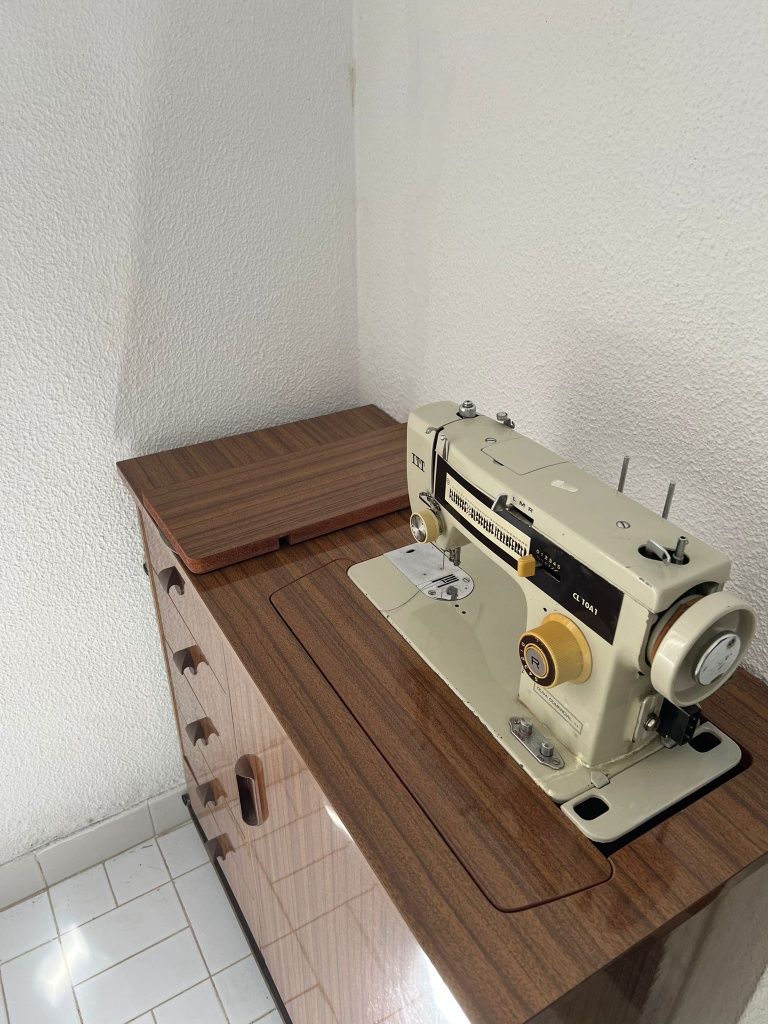 Máquina de costura com móvel