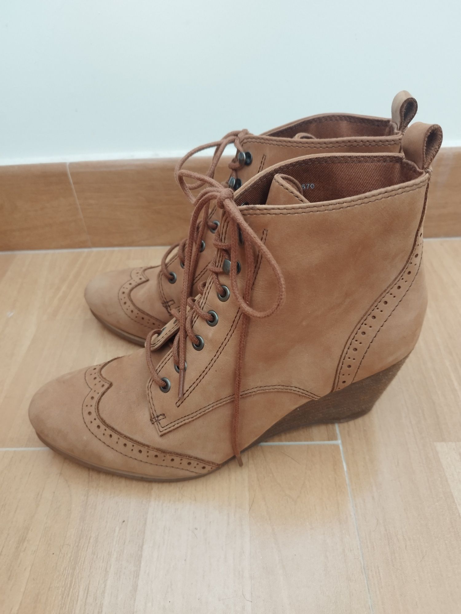 Lindos botas pelo tornozelo de camurça Esprit.Estado muito bom .Tamanh