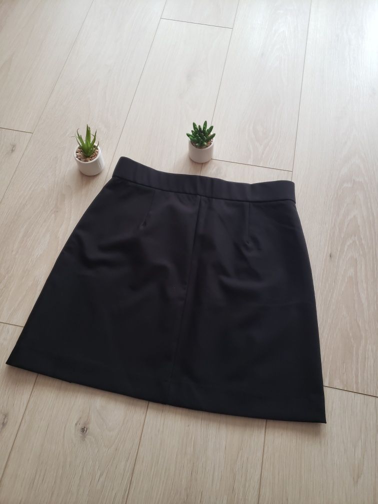 Czarna elegancka spódnica ze złotymi guzikami