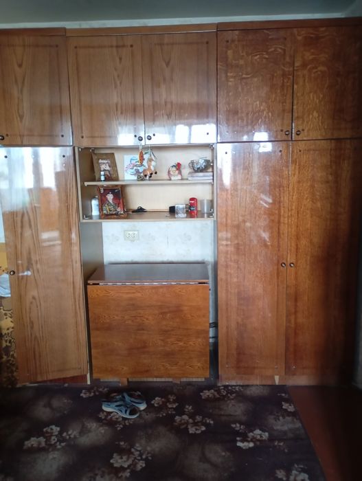 Продам шкафи і стіл. Б/у. 2000.0.