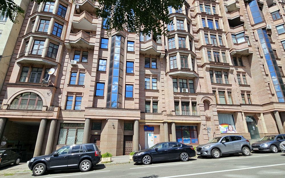 Гончара,28. Приміщення 42кв.м. під студію танцю або спортивну секцію.