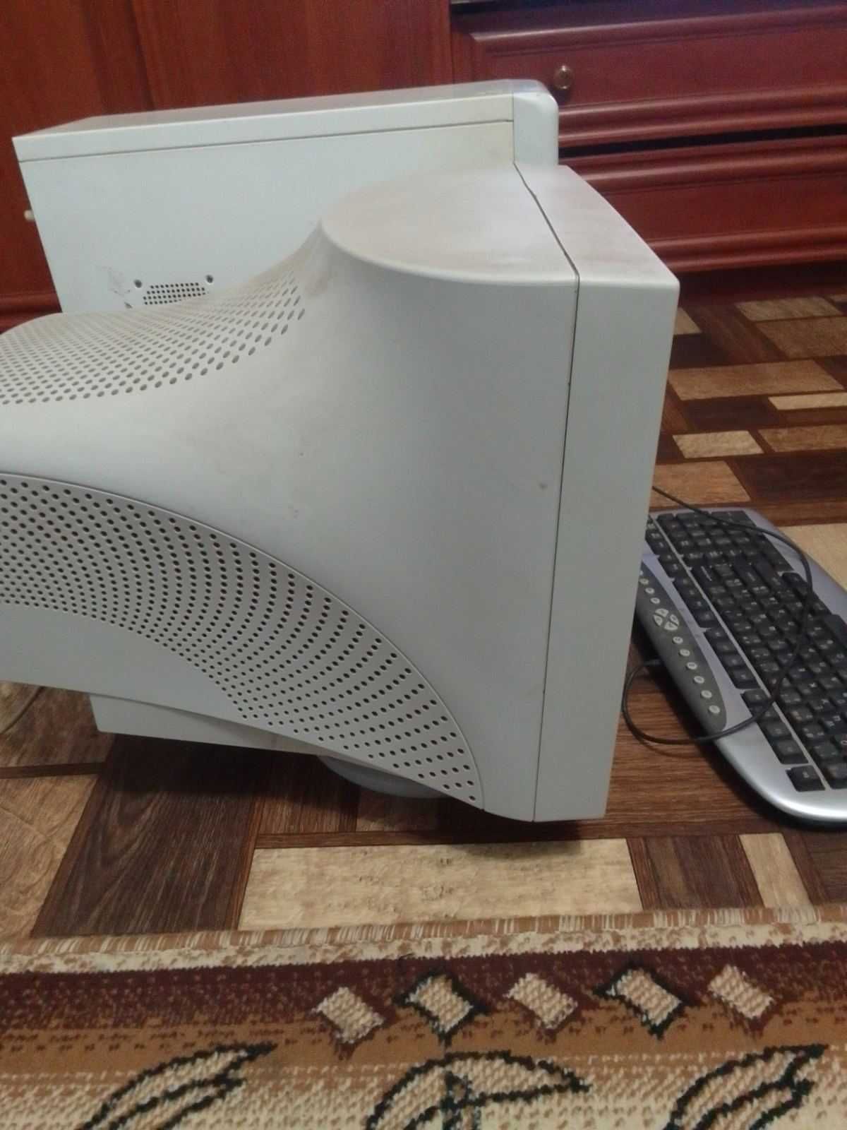 Компютор " Samsung SyncMaster 755DFX ". Системний блок та клавіатура.