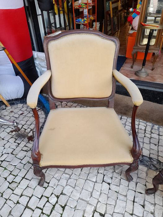 Cadeirões,  poltronas com pernas em madeira estofo veludo
