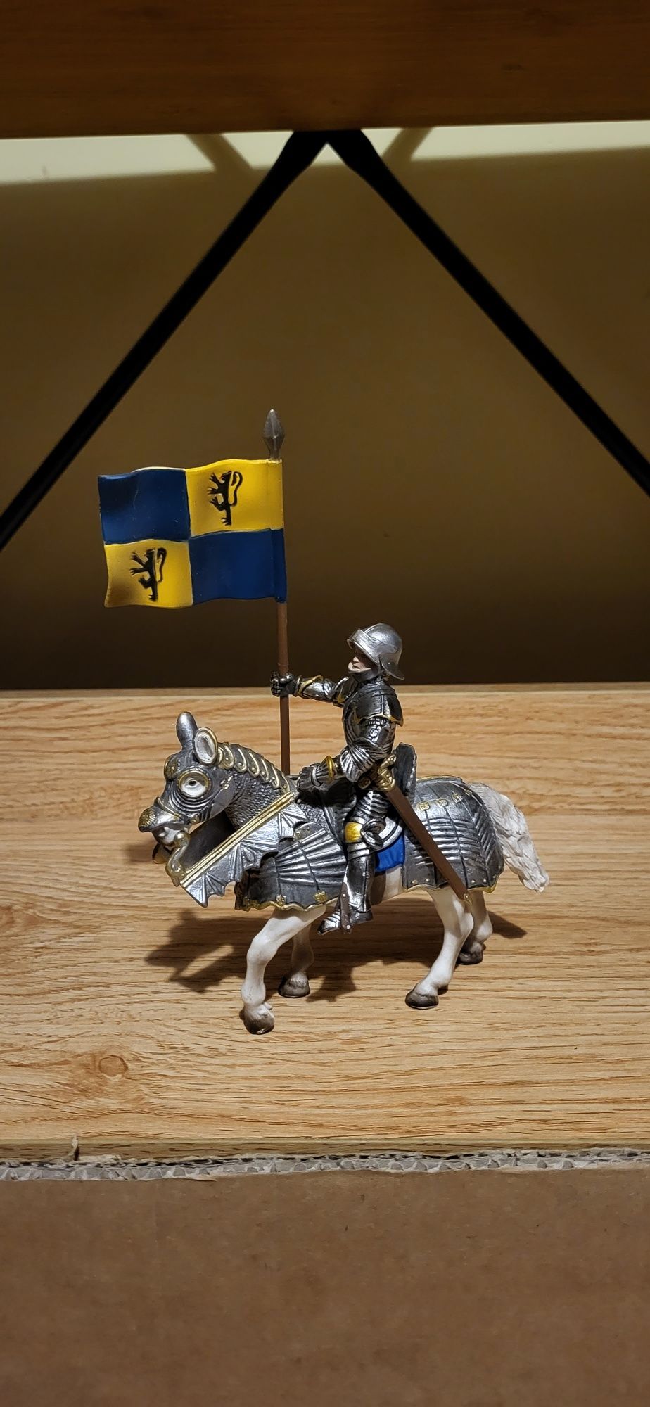 Schleich rycerz chorąży na koniu figurki unikat wycofany z 2003 r.