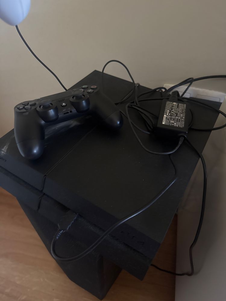 Playstation 4 com 2 comandos e jogos