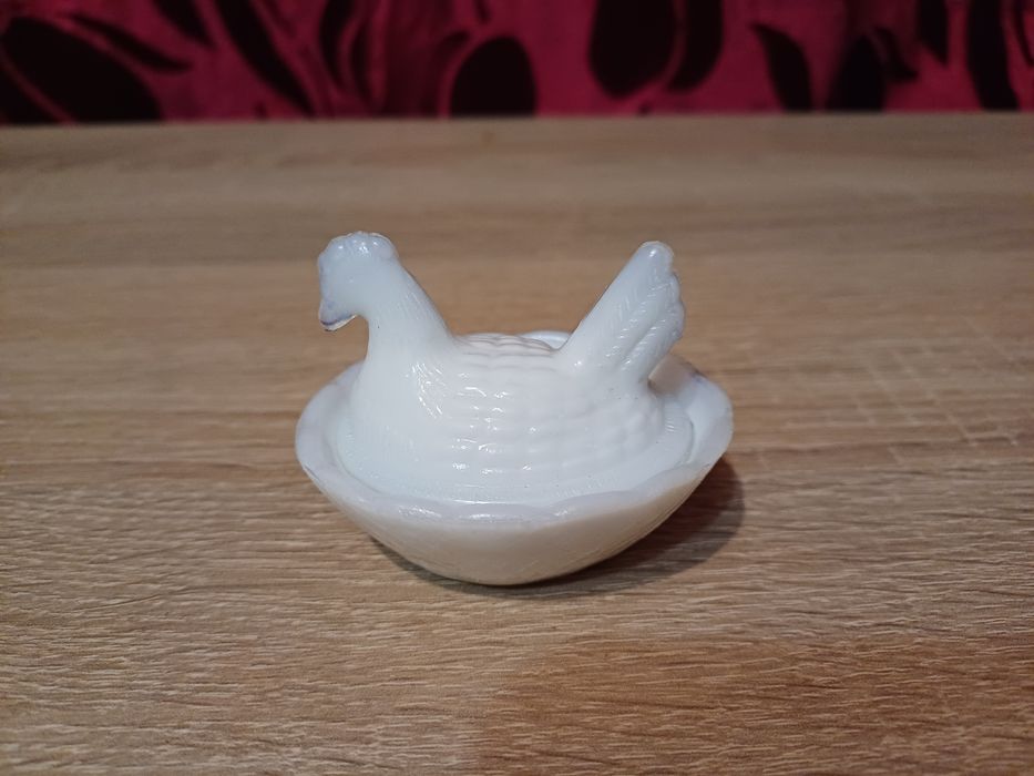 Mała szklana kura solniczka