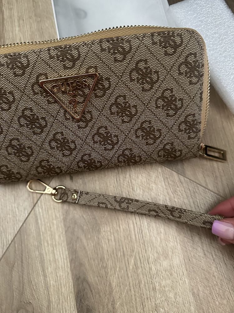 Brazowy portfel duzy guess monogram