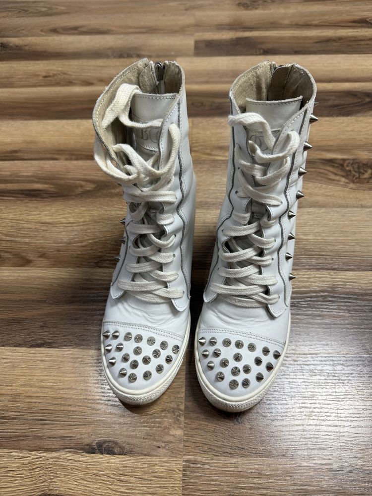 Sneakersy na koturnie z cwiekami booci 38