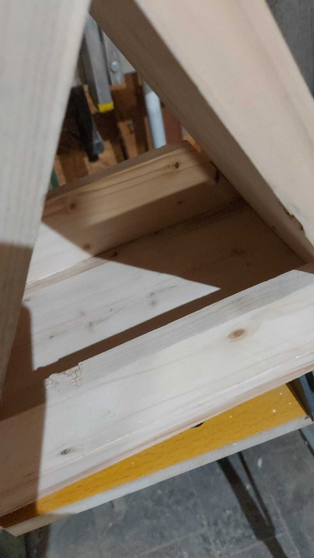 Karmnik drewniany haczyki