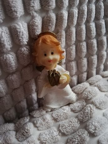 Mały biały aniołek anioł świąteczny z prezentem rudy figurka ozdoba