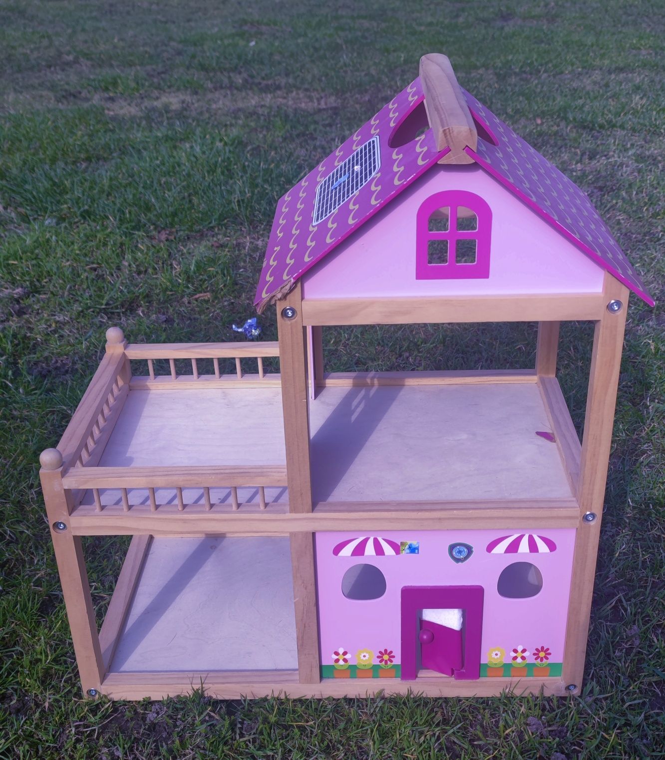 Drewniany różowy domek dla lalek