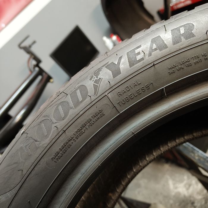 215/55/18 XL Sprzedam parę opon całorocznych Goodyear