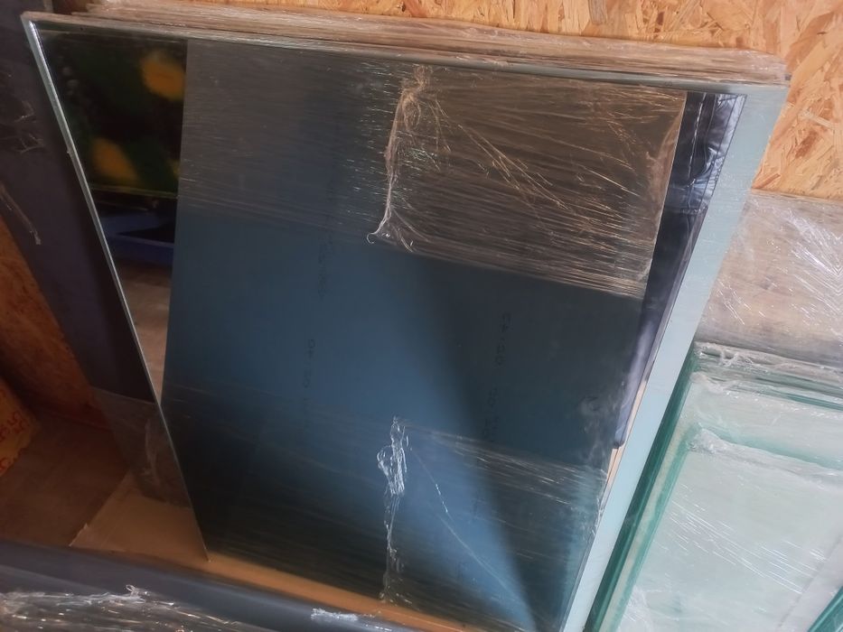 Зеркала большие,разных размеров.