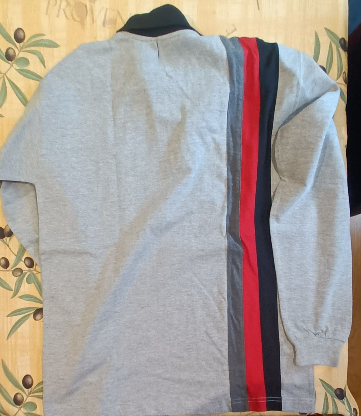 Polo de manga comprida e fecho